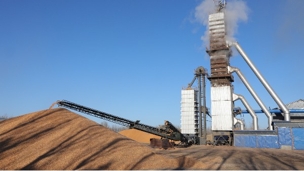 烘糧噸成本降至28元！300噸烘干塔用上秸稈直燃熱風(fēng)爐，相比燃煤一天節(jié)省一萬六！